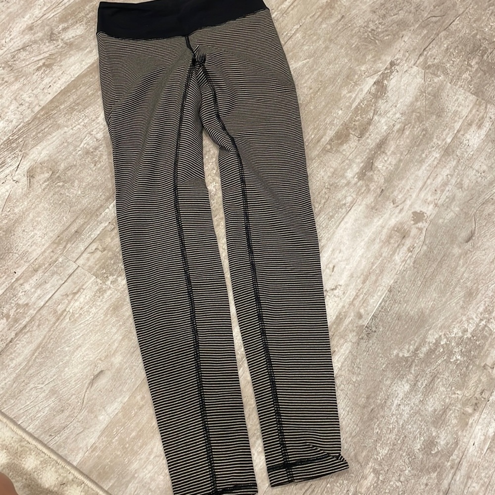 LULULEMON wunder under pants size 4
